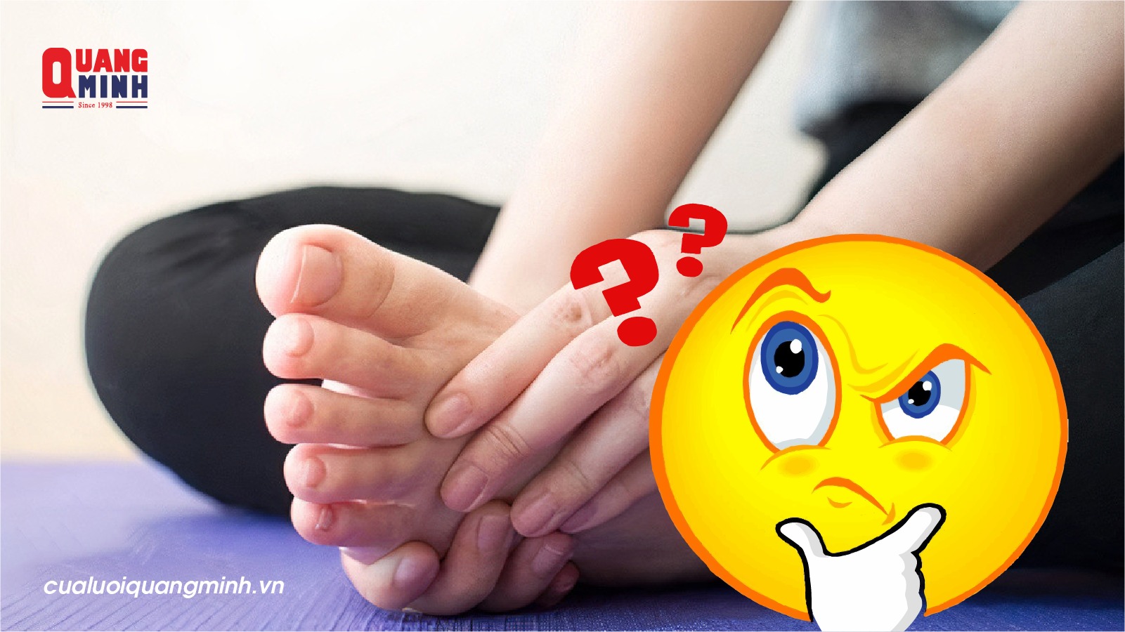 Một người đang bị tê chân và thắc mắc về mẹo chữa tê chân
