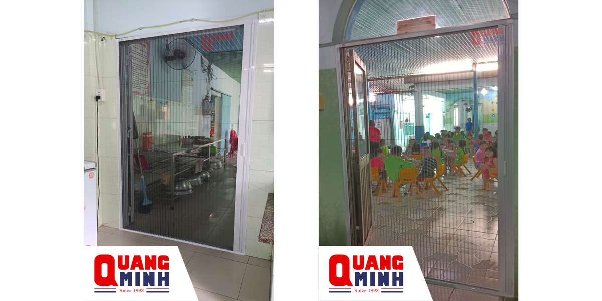 Cửa lưới kéo xếp lắp tại cửa ra vào, bên trái là lối vào phòng bếp, bên phải là lối vào phòng ăn.