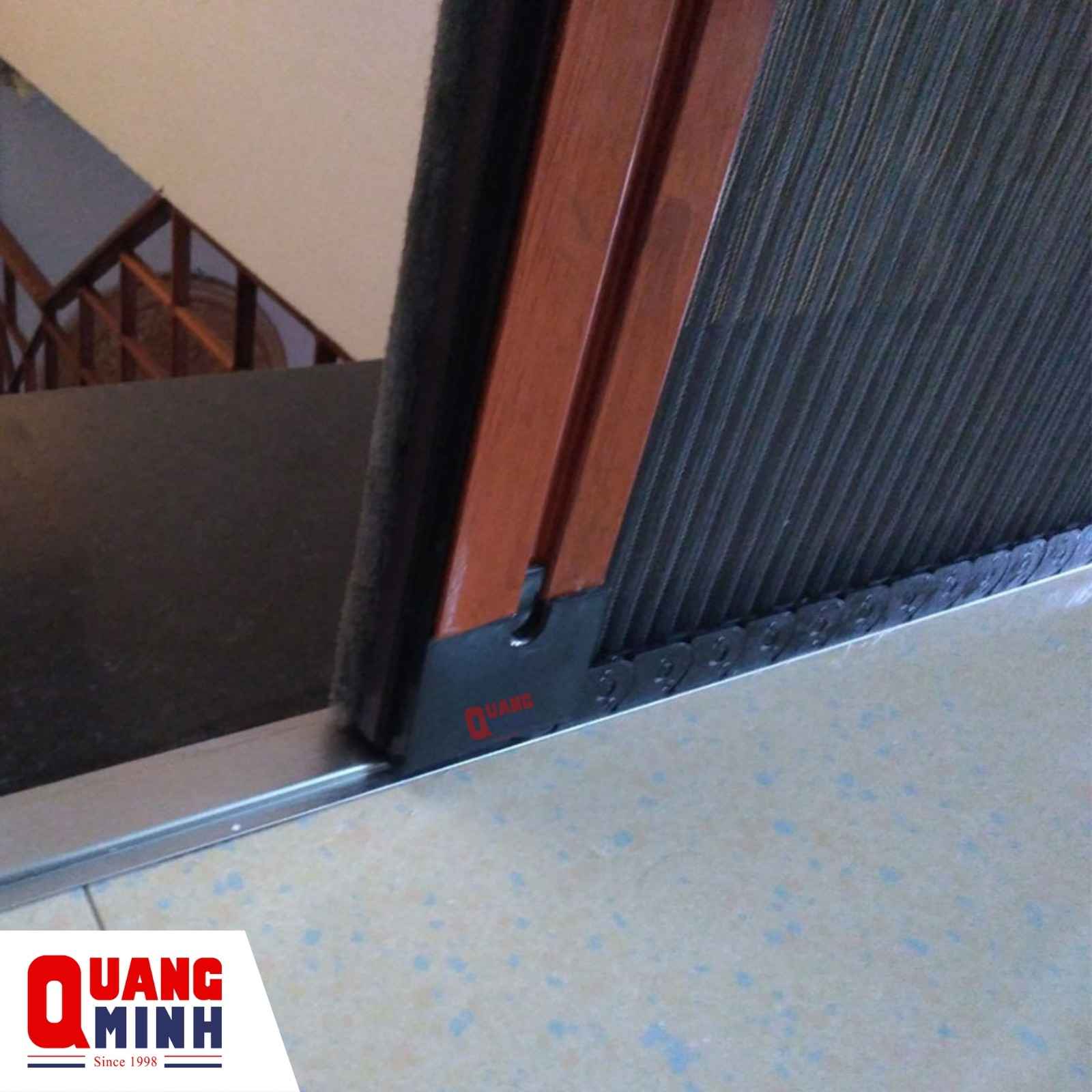 góc cửa lưới không có ray dẫn với khung nhôm màu nâu cà phê lắp tại cửa đi tầng lầu