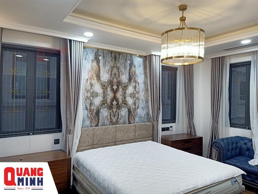 Khung cảnh căn phòng sang trọng lắp đặt cửa lưới chống muỗi tự cuốn dọc