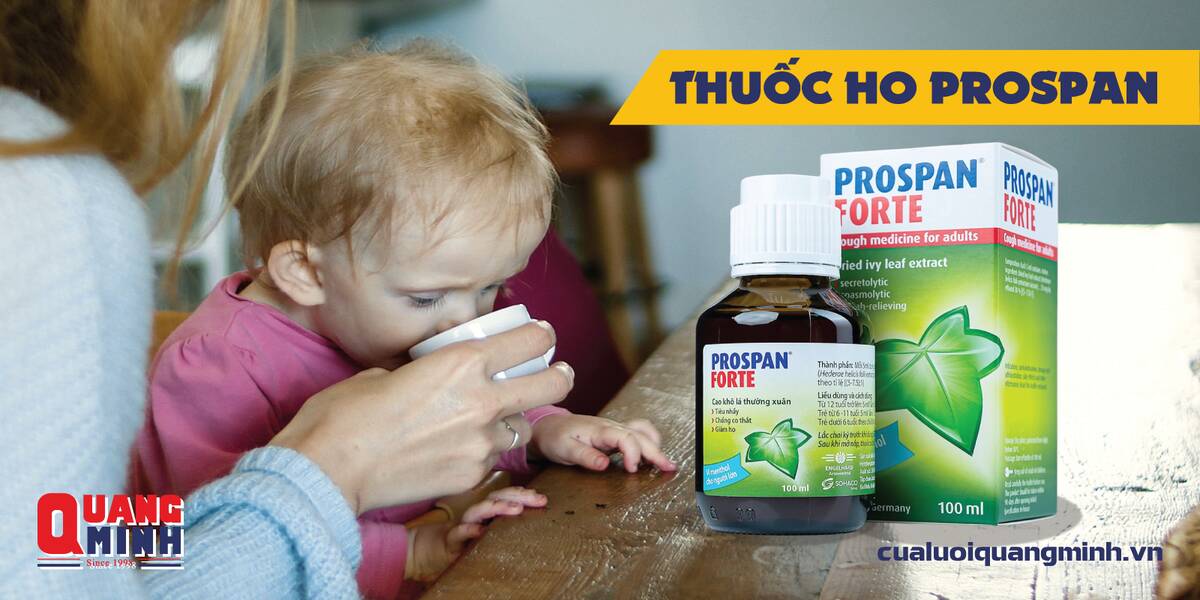 Mẹ đang cho bé uống thuốc ho prospan