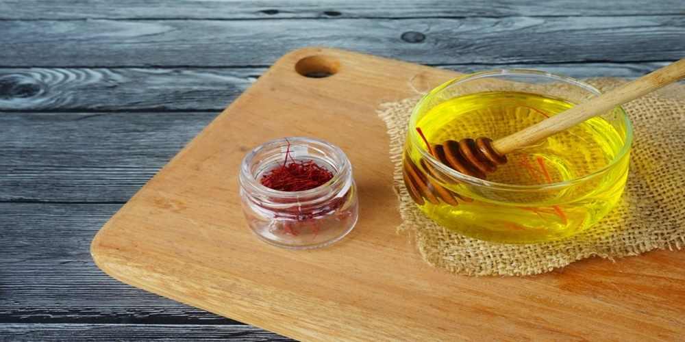Saffron được pha với nước và tạo thành trà và uống trực tiếp