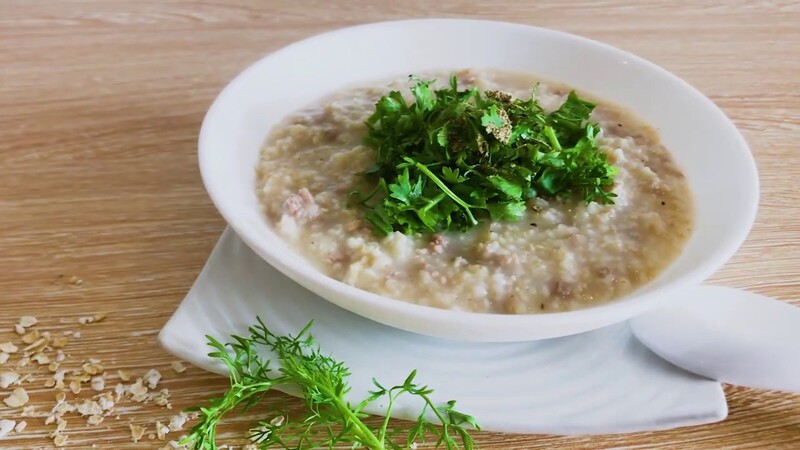 một chén cháo yến mạch , trang trí rau ngò phía trên