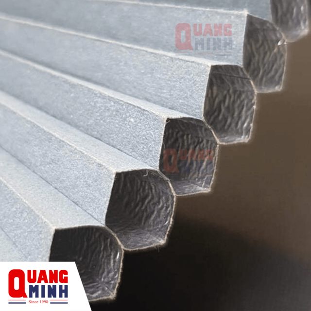 Hình ảnh mặt cắt của rèm, các ống nhỏ liên kết tạo thành hình tổ ong