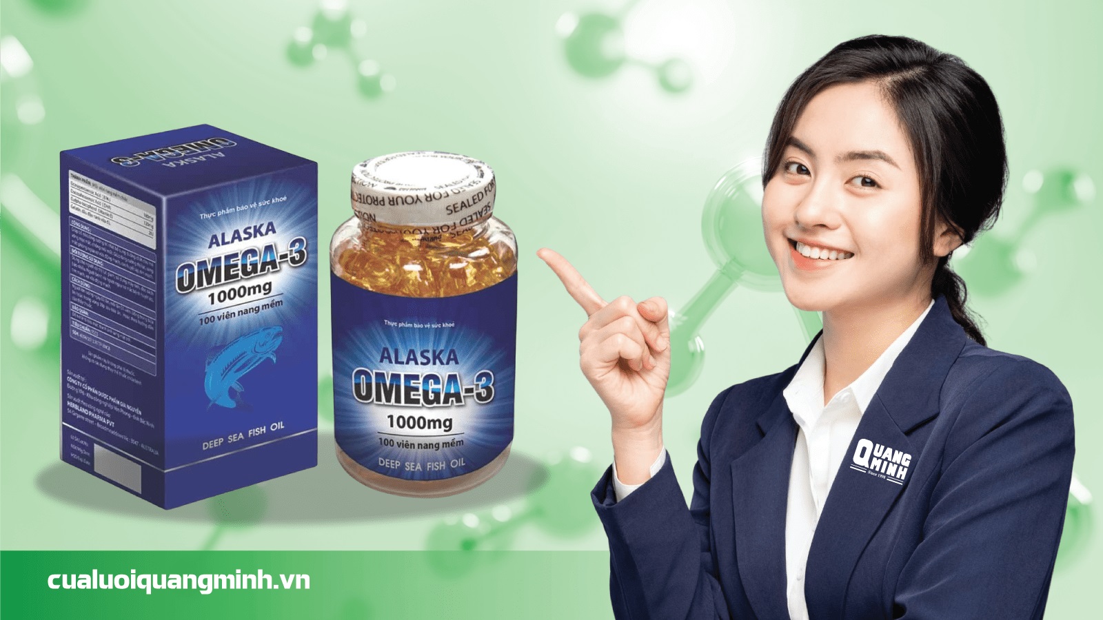 Hình ảnh cô gái đang tươi cười chỉ tay vào lọ thuốc omega 3