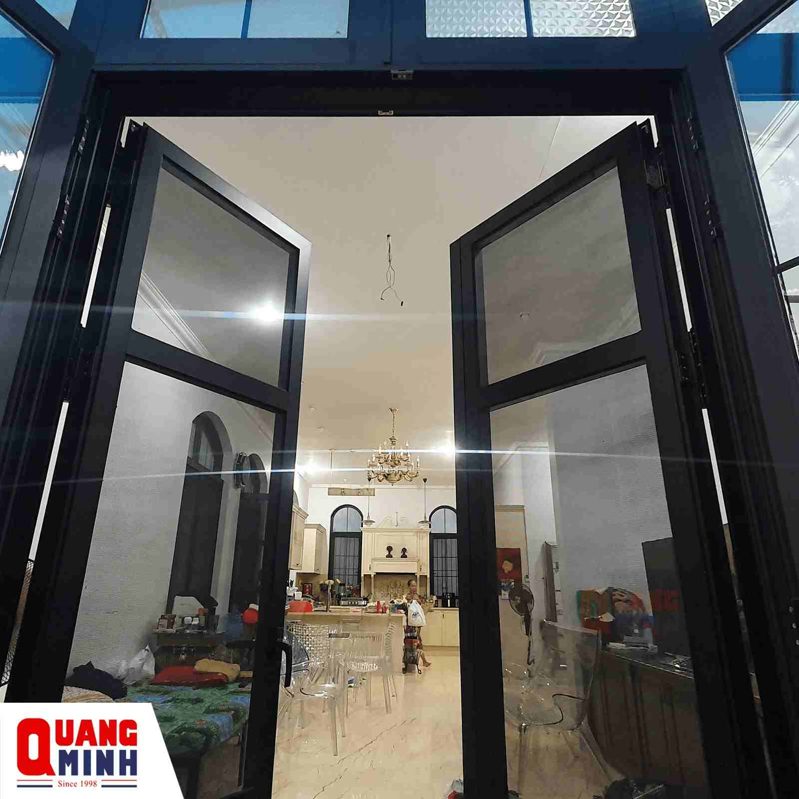 Ảnh 2 cánh cửa lưới chống cắt được mở hé trong căn nhà