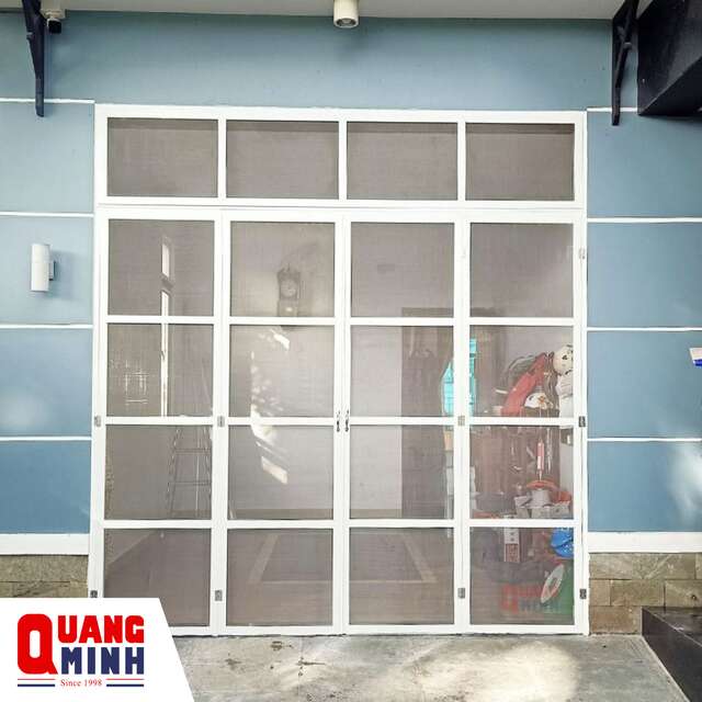 Hình ảnh cửa lưới inox được lắp đặt tại vị trí cửa chính
