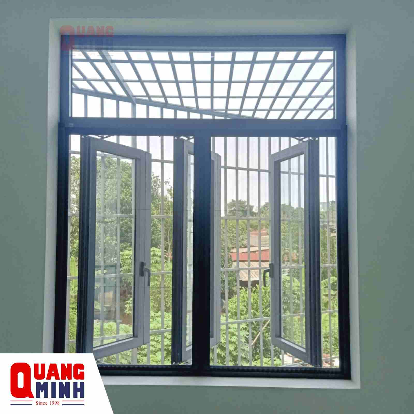 Cửa lưới chống muỗi được lắp đặt tại vị trí cửa sổ, bên ngoài có nhiều cây cối