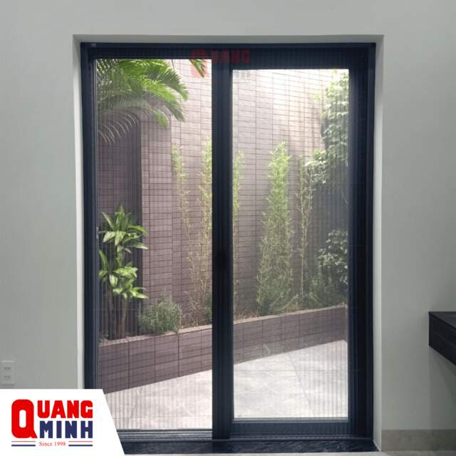 Vị trí cửa đi có lắp đặt cửa lưới chống muỗi và bên ngoài có nhiều cây xanh
