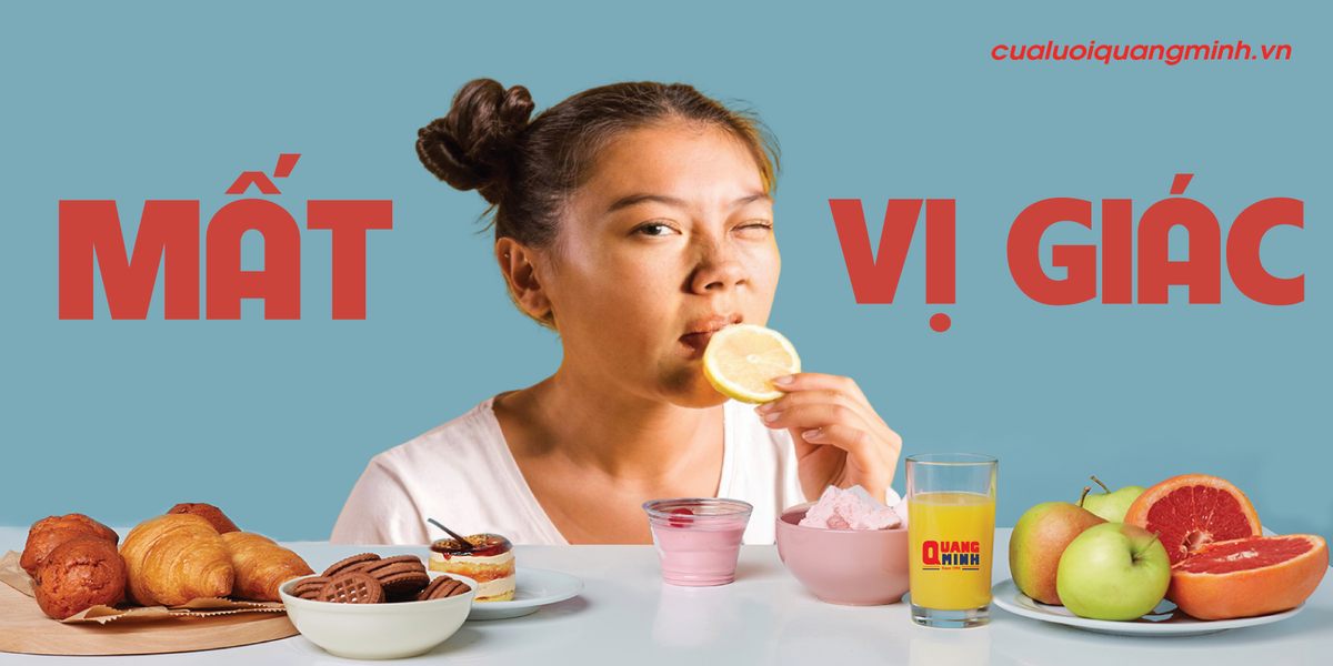 một cô gái đang ngồi trước bàn thức ăn và nếm 1 lát chanh