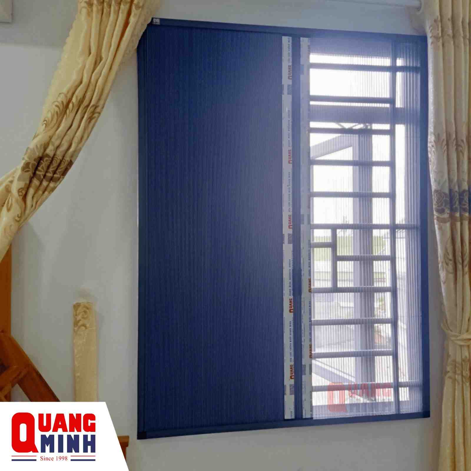 Rèm tổ ong và cửa lưới chống muỗi đang được mở cùng lúc trên khung cửa sổ