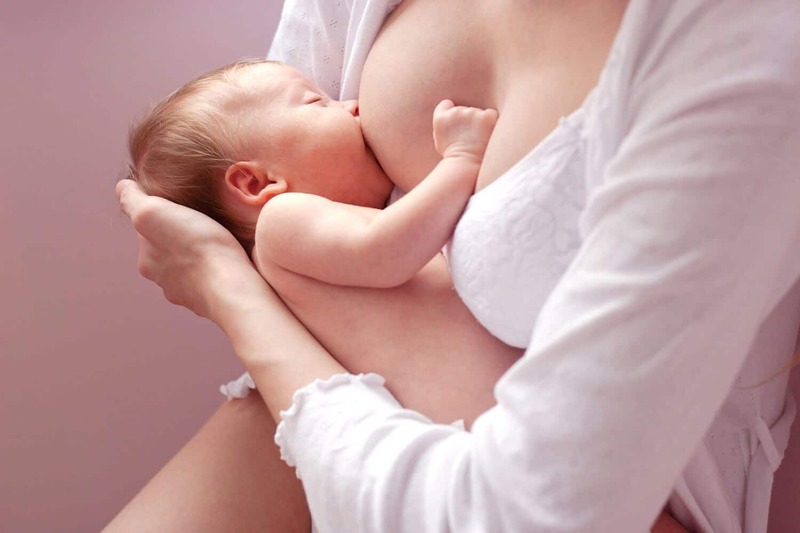 Một người mẹ đang cho con bú
