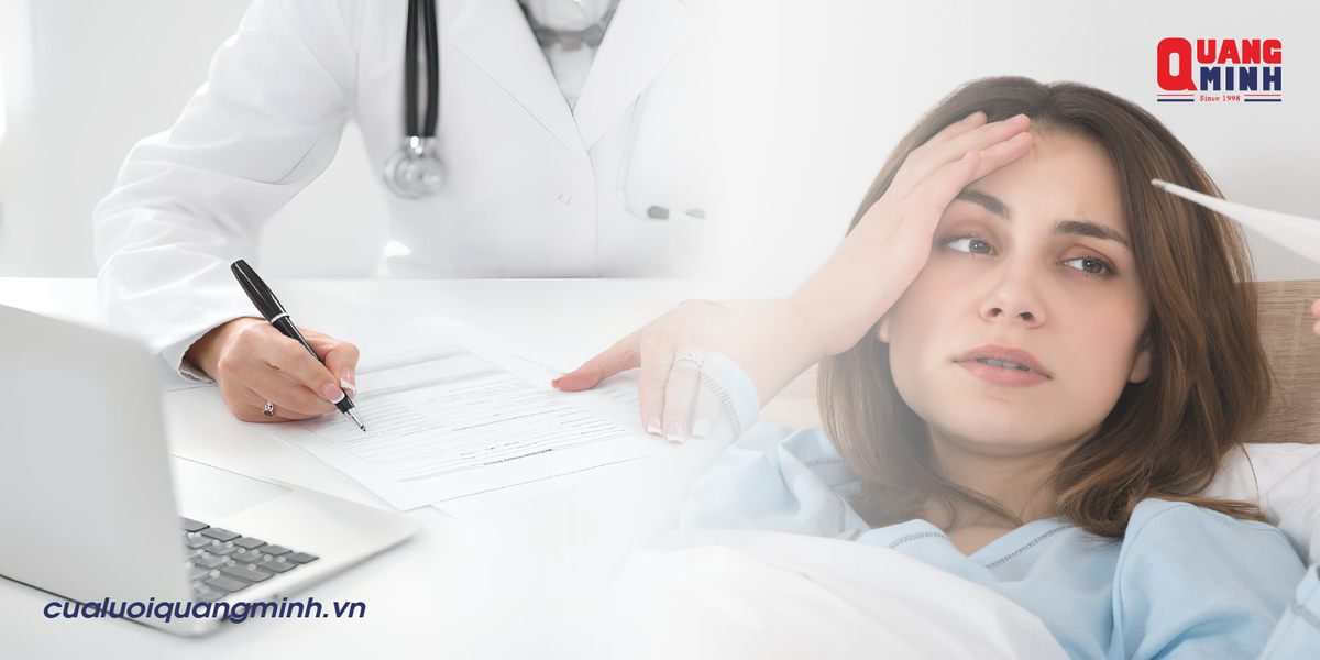 Người phụ nữ đang được bác sĩ lên phác đồ điều trị sốt xuất huyết