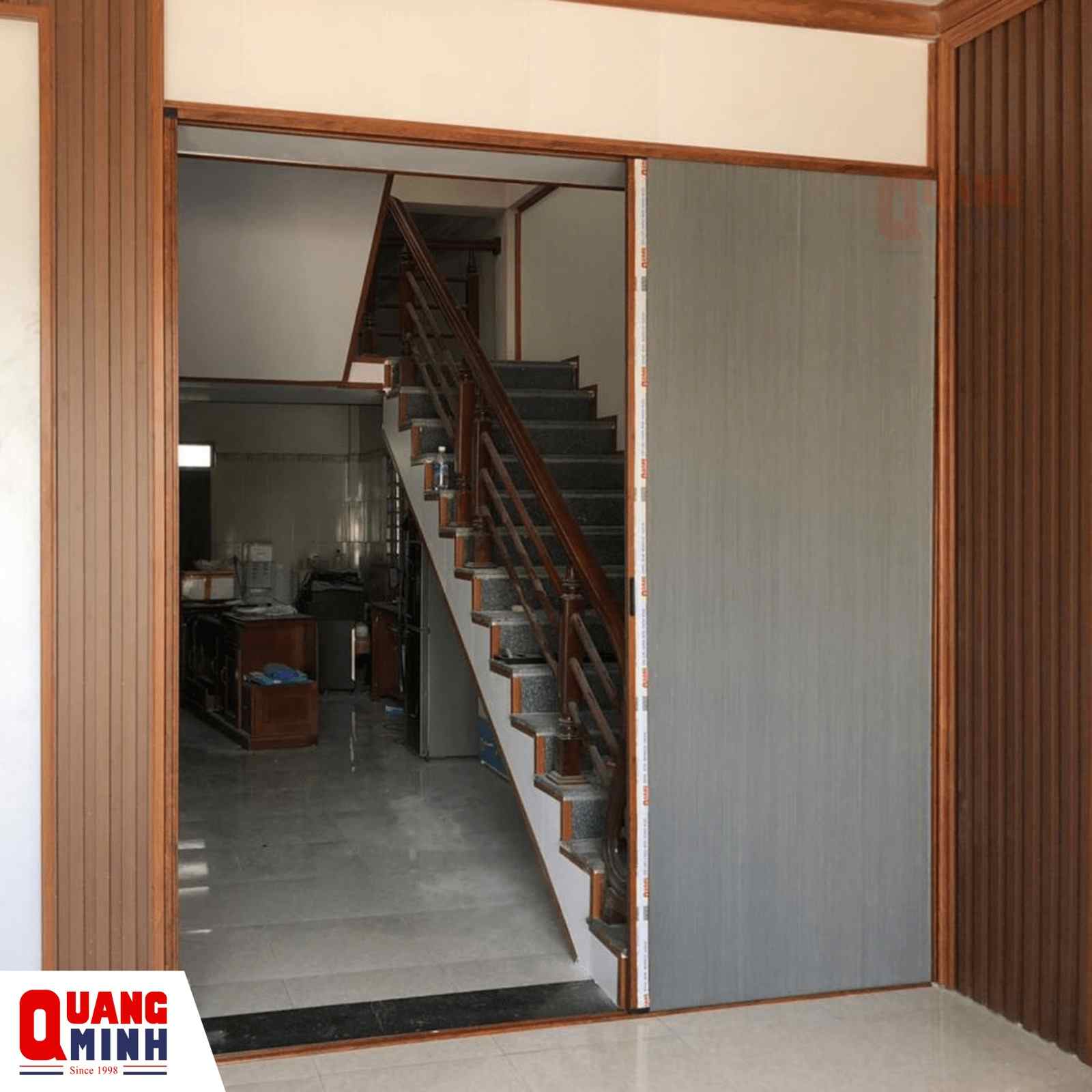 vách tổ ong màu xám lắp tại vị trí cửa lên cầu thang