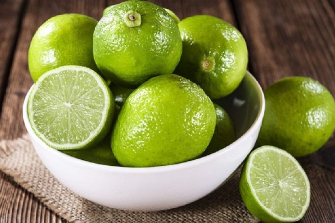Những quả chanh được chứa trong tô sứ trắng