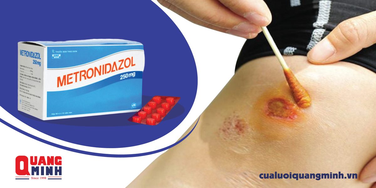 Hình hộp thuốc metronidazol (bên trái), hình ảnh người đang bôi thuốc lên vết thương