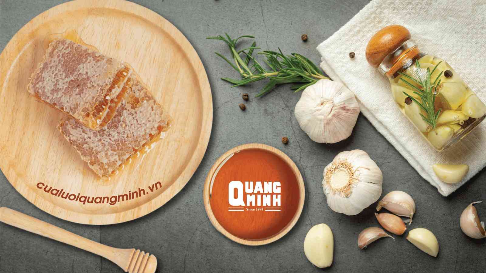 trên sàn có một lọ tỏi ngâm mật ong, mật ong thật, tỏi và một chén mật ong nguyên chất