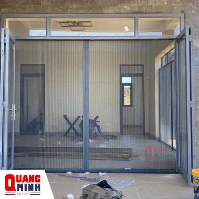 cửa lưới chống muỗi tại ngôi nhà đang dọn dẹp chuẩn bị bàn giao