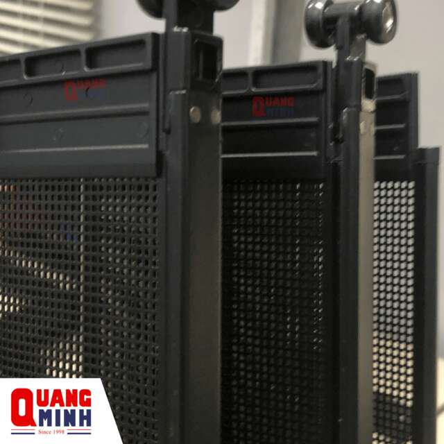 Cận cảnh hệ thống bánh xe phía trên của cửa lưới xếp lá nhôm