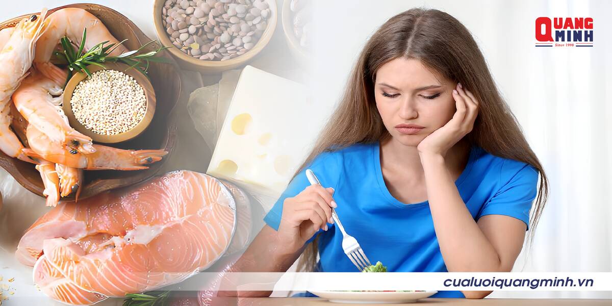Một số món ăn thô như cá, tôm, các loại hạt... Bên phải là một cô gái đang ngồi ăn