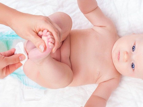Cảnh mẹ đang lau đít cho trẻ sơ sinh. Trẻ sơ sinh bị táo bón