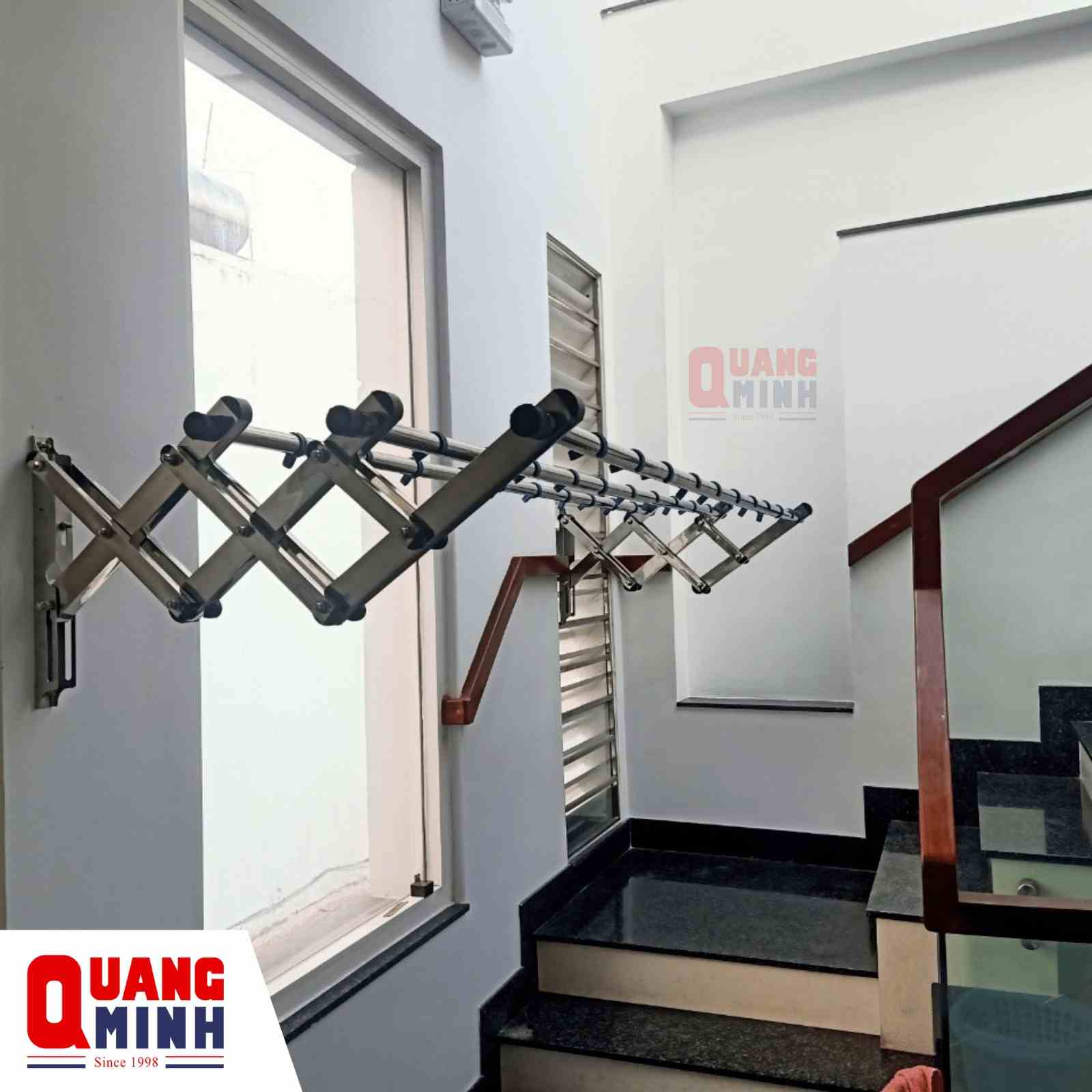 Giàn phơi thông minh gắn tường được lắp đặt tại góc cầu thang lên xuống