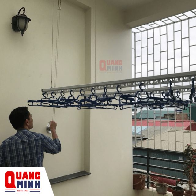Người đàn ông đang sử dụng giàn phơi thông minh