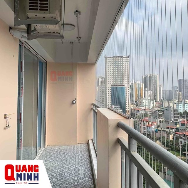 Hàng lang của một ngôi nhà chung cư cao tầng được lắp đặt lưới an toàn ban công