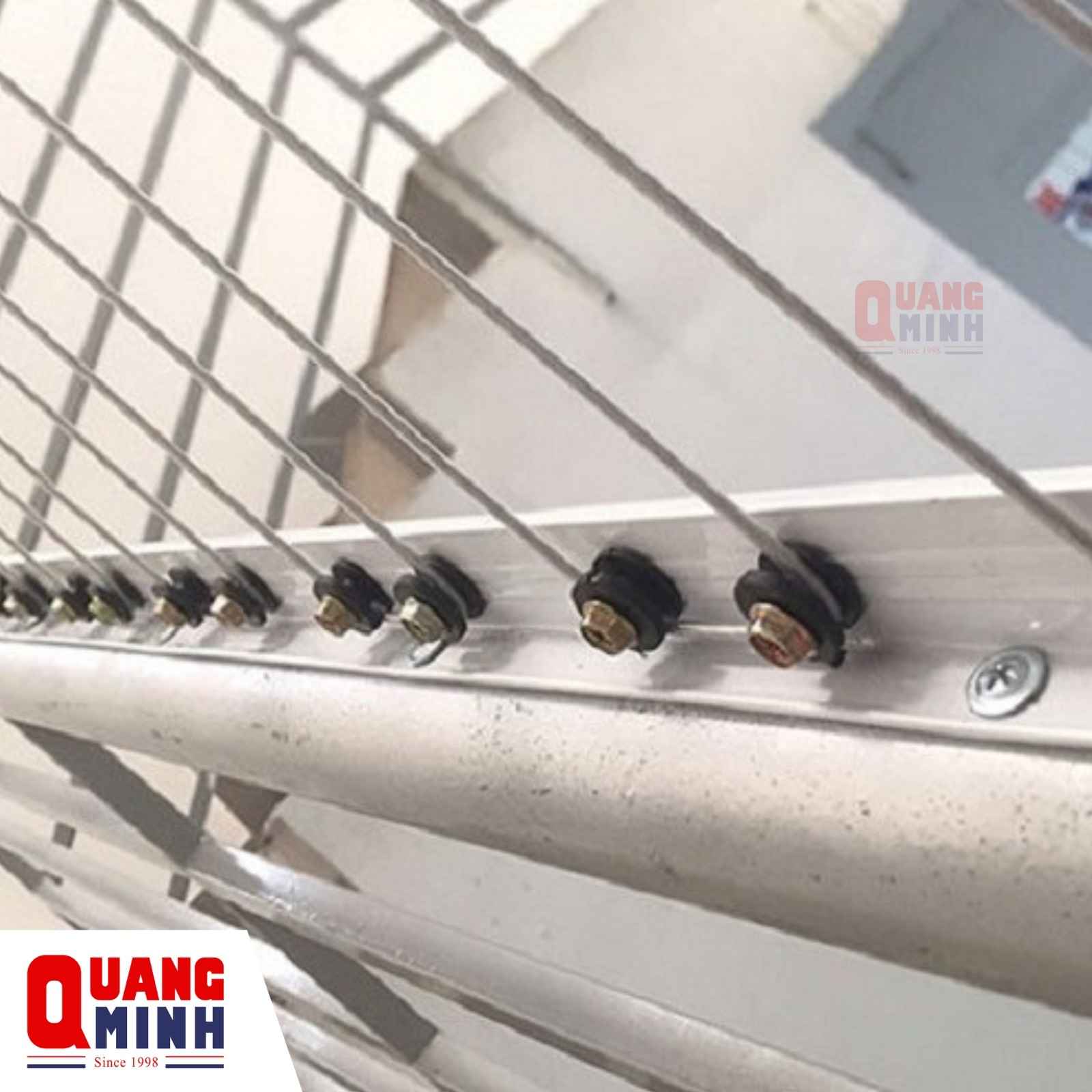 cận cảnh những sợi lưới inox và ốc vít bắt dây vào thanh nhôm