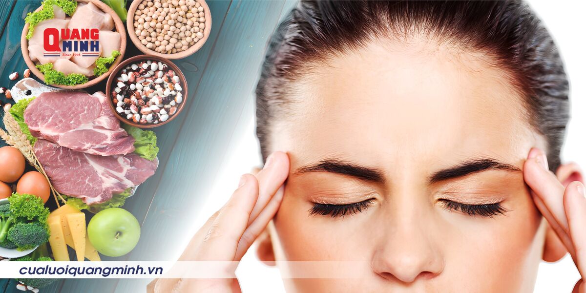 Hình ảnh người phụ nữ bị đau đầu, bên cạnh là các món ăn tốt cho người thiếu máu