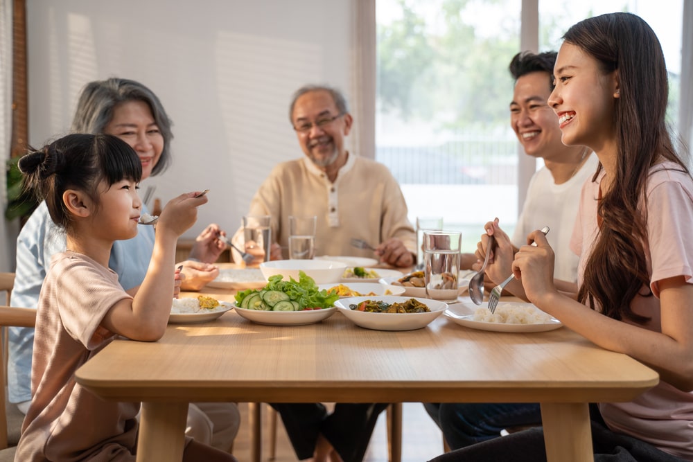 Cả gia đình 3 thế hệ cùng ngồi ăn cơm vui vẻ, ấm áp