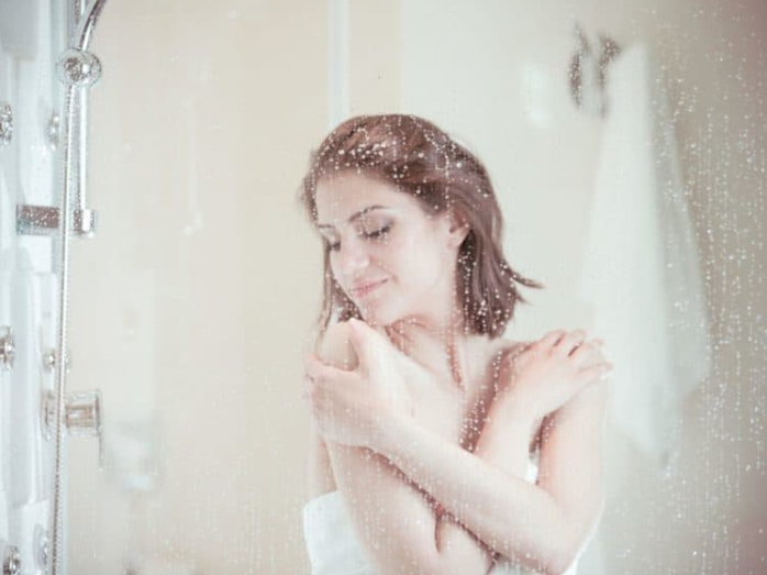 Một cô gái đang tắm dưới vòi hoa sen