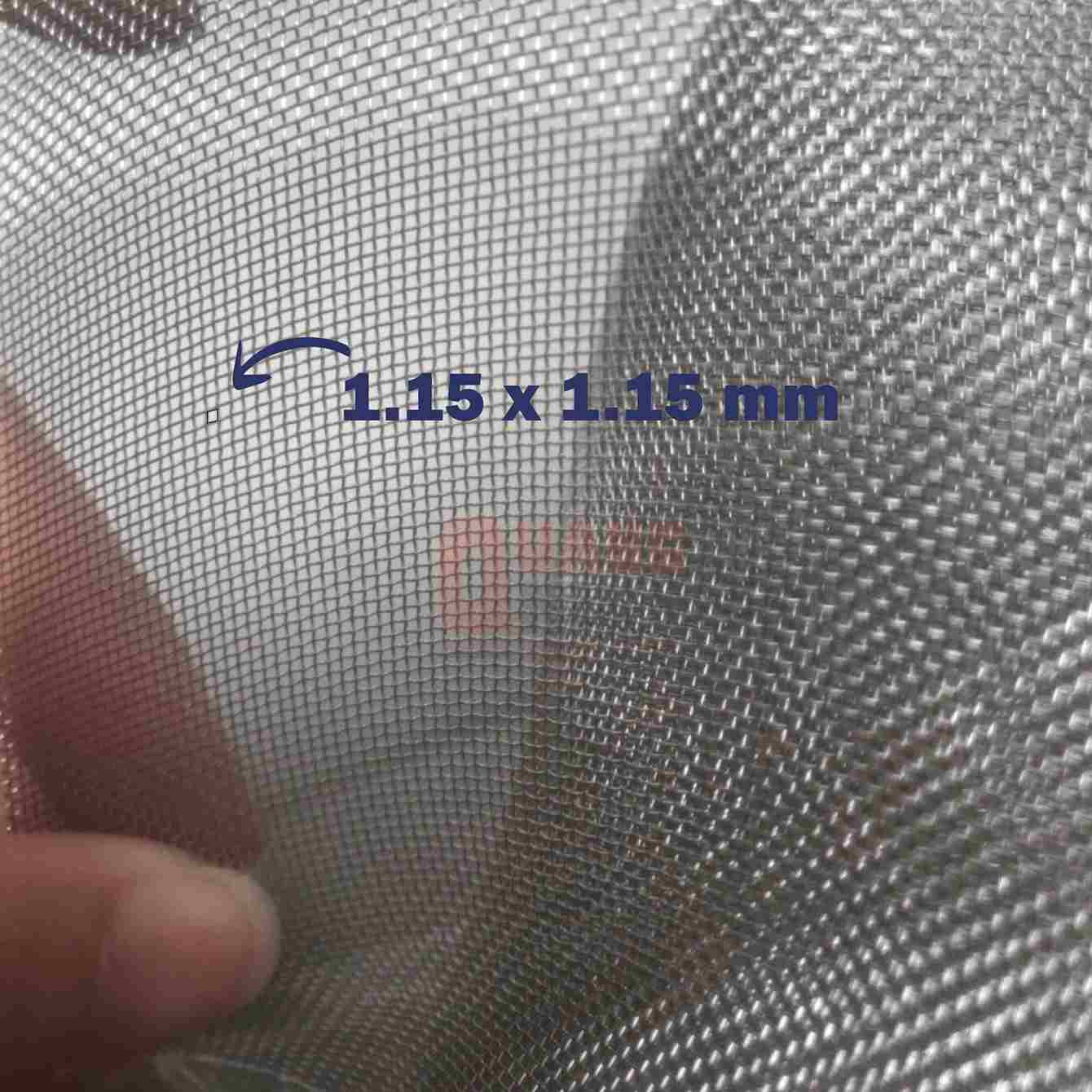 Cận cảnh kích thước ô lưới 1.15 x 1.15 mm trong cuộn lưới inox