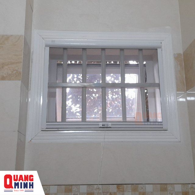 Sản phẩm cửa lưới chống muỗi tự cuốn dọc kích thước nhỏ tại ô thoáng