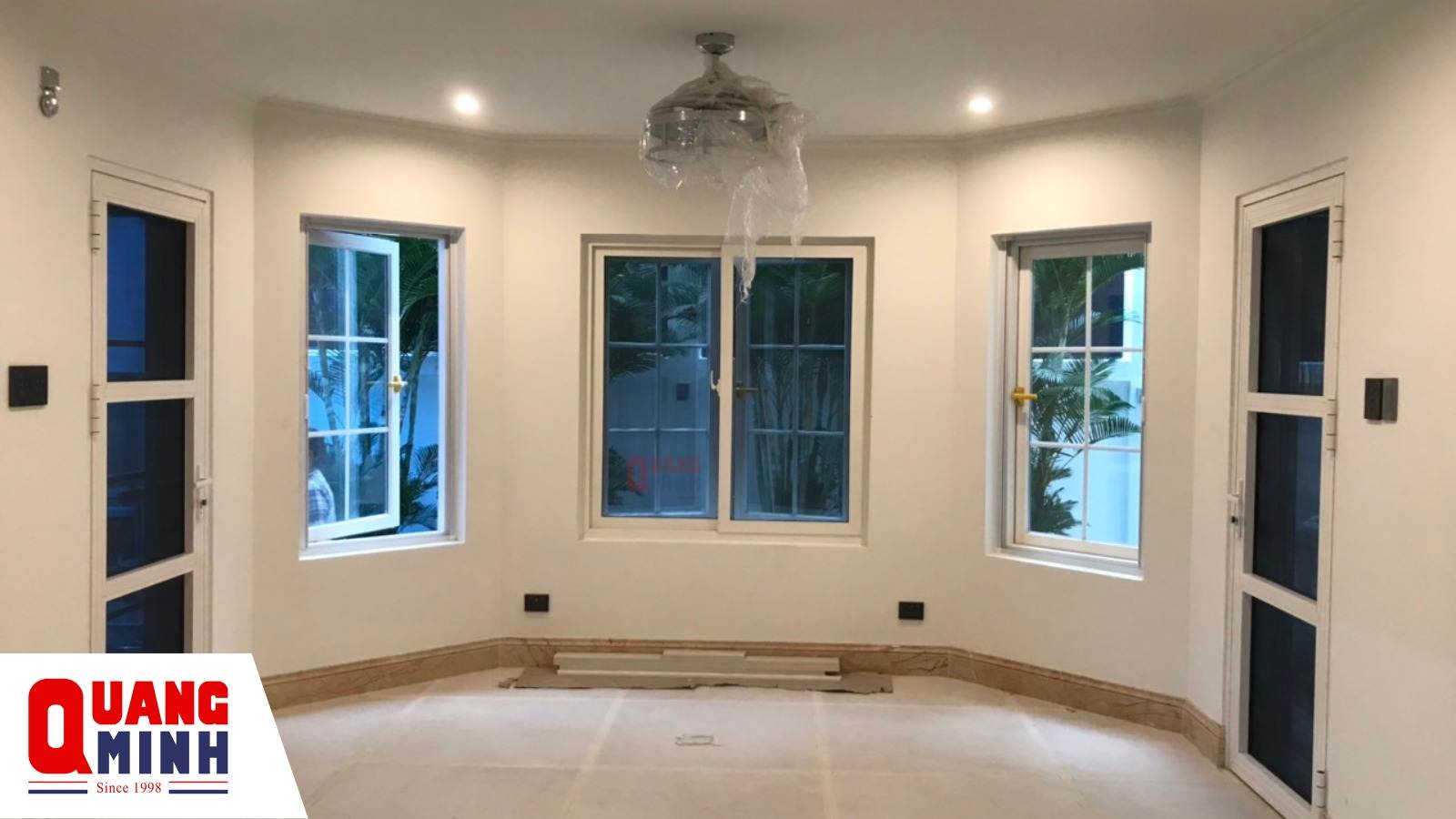 Khu vực sảnh biệt thực có cửa sổ và cửa đi lắp đặt cửa lưới chống muỗi.