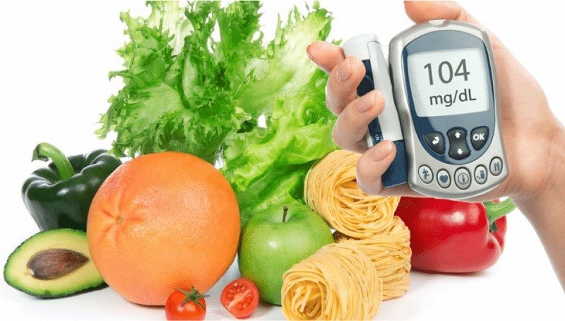 sử dùng máy để đo lượng đường huyết trong cơ thể người bệnh