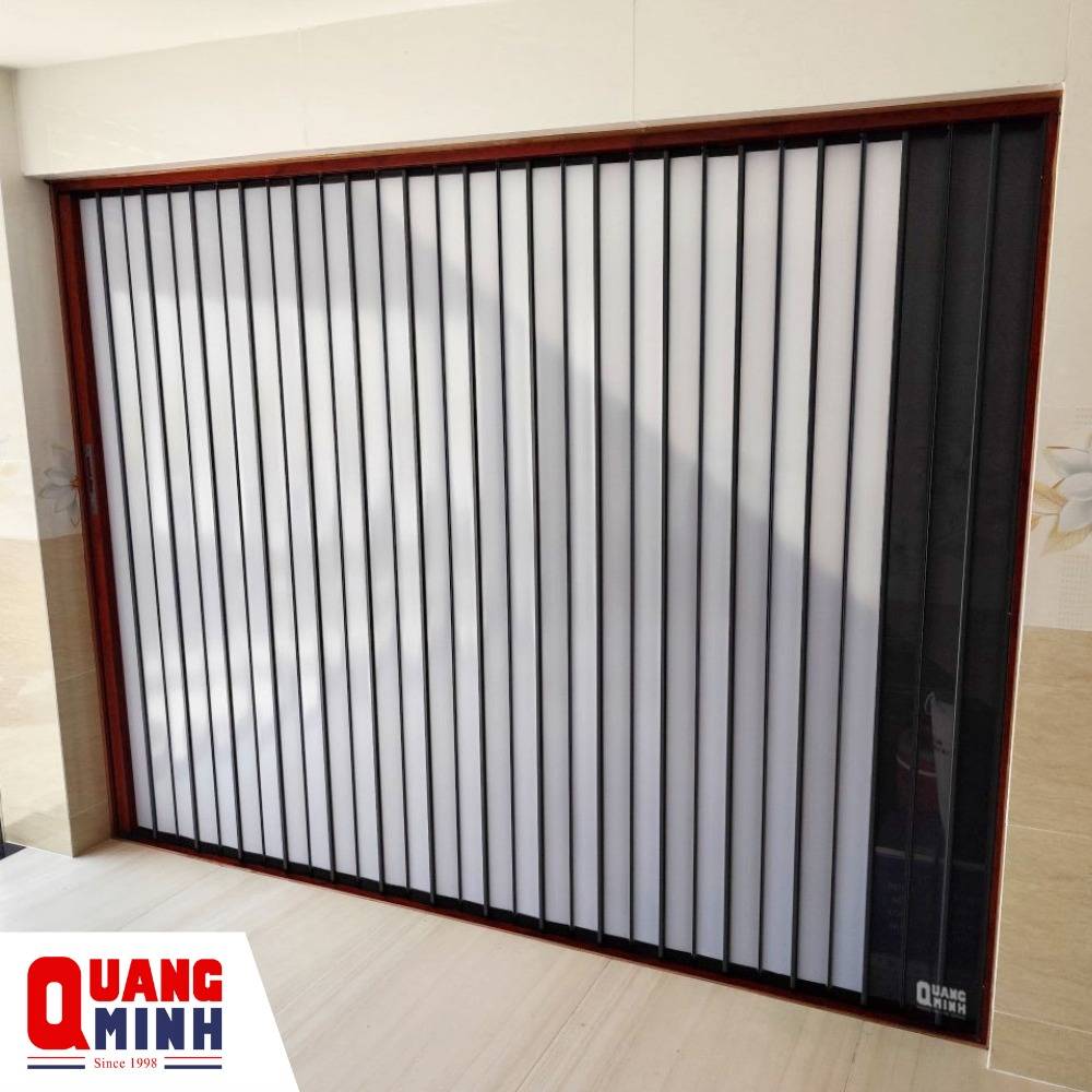 cửa xếp lá nhựa đục đang đóng