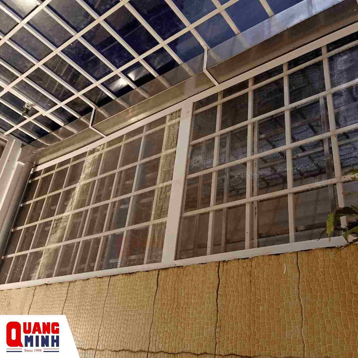 Vách lưới cố định lắp đặt vị trí cửa sổ, thoáng gió, khung cửa màu trắng