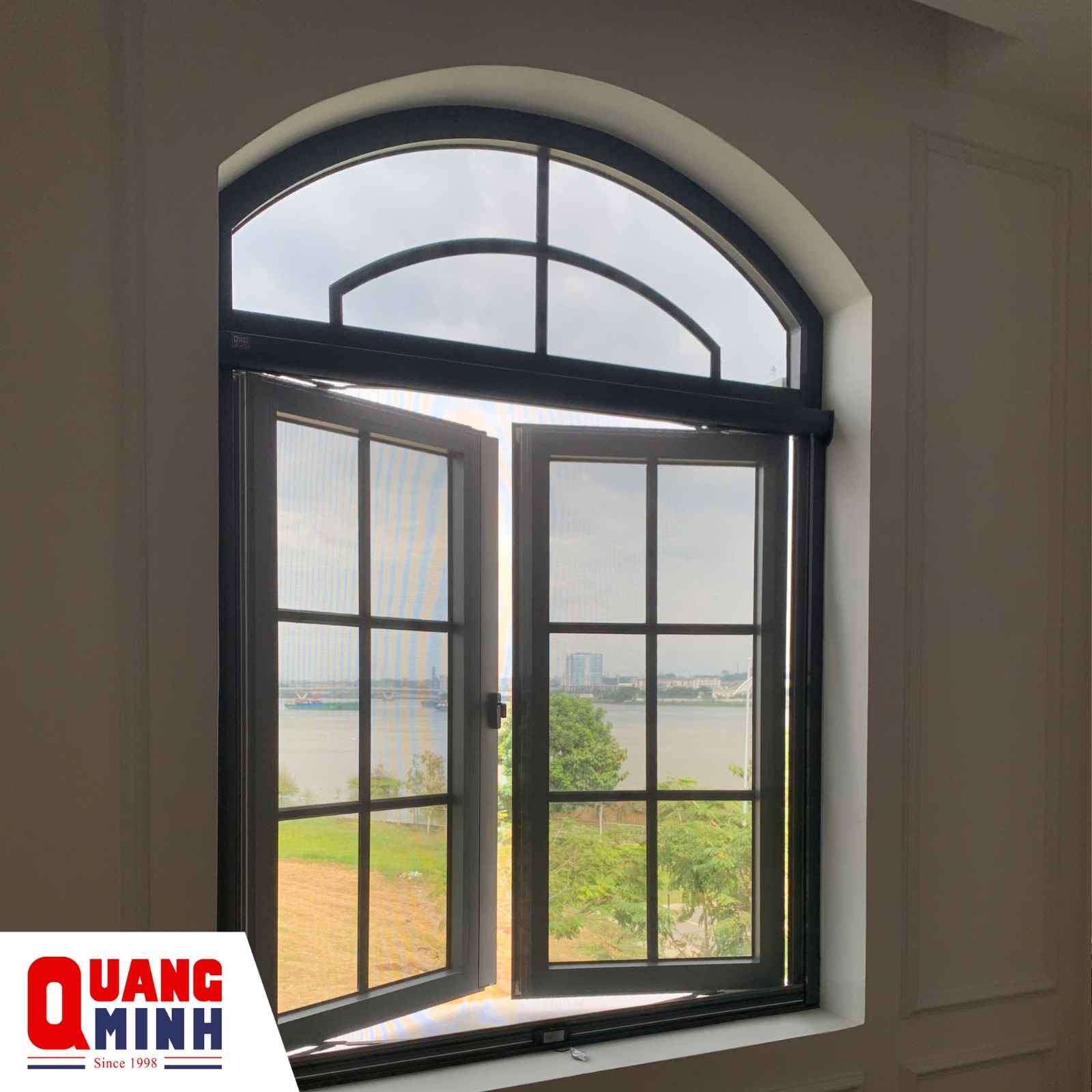 cửa lưới chống muỗi lắp tại cửa sổ đang mở
